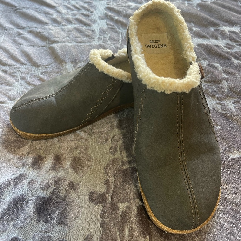 Earth Origins Janae Faux Fur Lined Clogs | Women’s 8 | Dark Grey - Picture 2 of 5